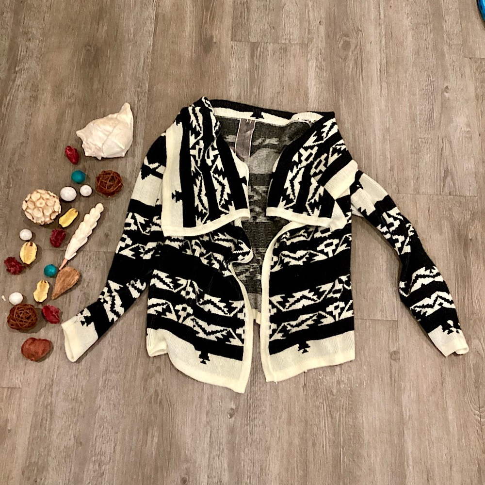NWOT Moon Collection Black and White Aztec Print Cardigan